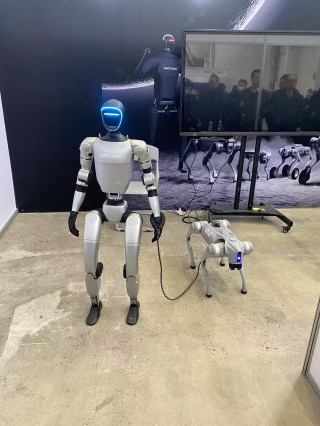 全球开发者大会展示多款人形机器人
